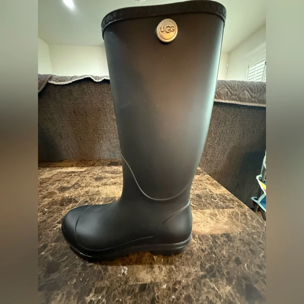 Ugg. Shelby Matte Rain boot. Black. Size 6.